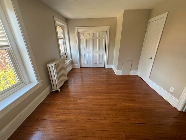 Building Photo - 322 W State St