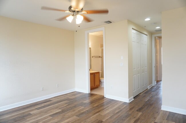 Building Photo - 883 Millbrae Ct