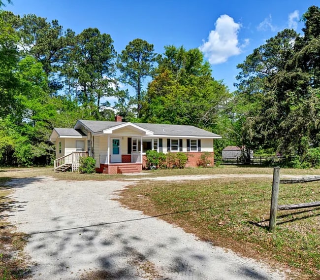 Building Photo - HINTON AVENUE - 4 Bedroom - Perfect for UNCW/Students Welcome & minutes to Wrightsville Beach!