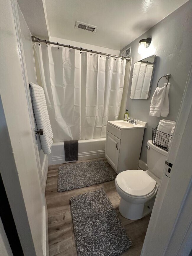 Building Photo - 2201 W State St