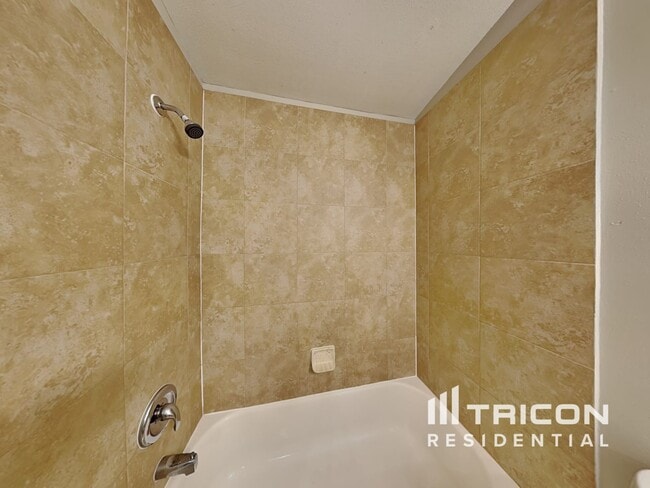 Building Photo - 2869 Webley Dr NE