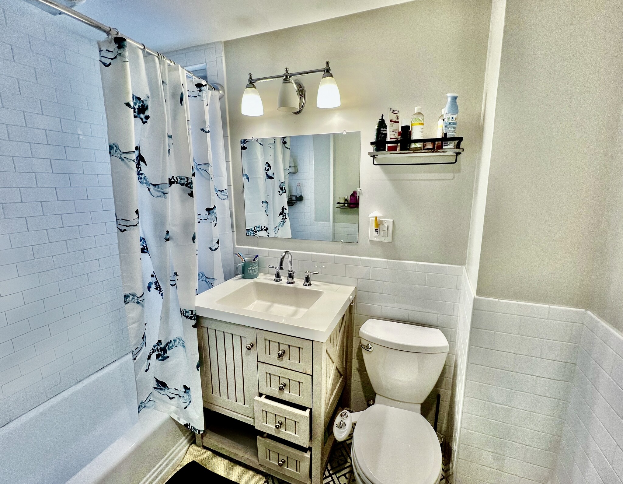 Full Bathroom - 61 Wenham St