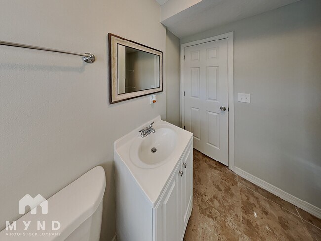 Building Photo - 2033 Allandale Cir E