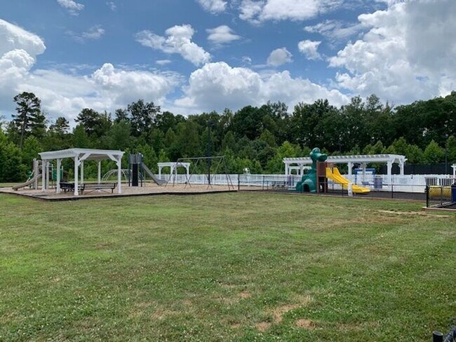Building Photo - Newer Home in Reedy Fork, SS Appliance, Gr...