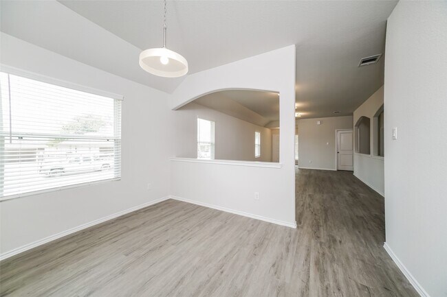 Building Photo - 206 Pronghorn Dr