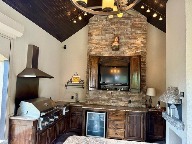 Building Photo - 5 Muirfield Dr