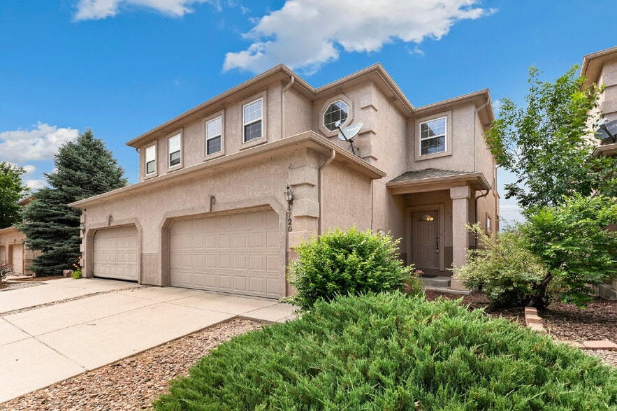 Building Photo - Updated Townhome with Views – Minutes to P...