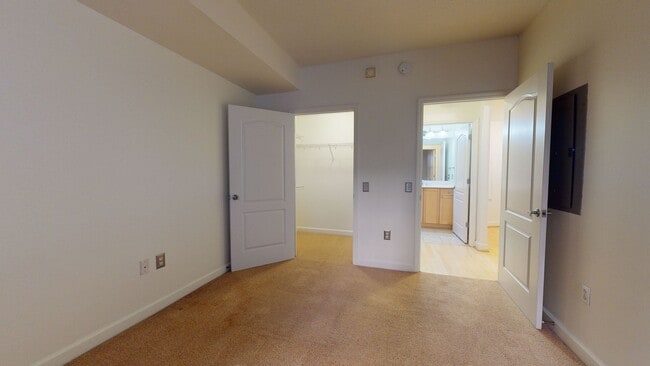 Building Photo - Logan Circle One Bedroom One Bath With Lar...