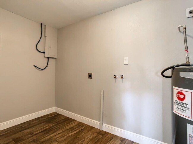 Building Photo - Completely upgraded 3/1 1196 Sq. Ft. with recently renovated bathroom and kitchen with GRANITE& a...