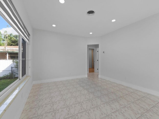 Building Photo - 104 E 58th St