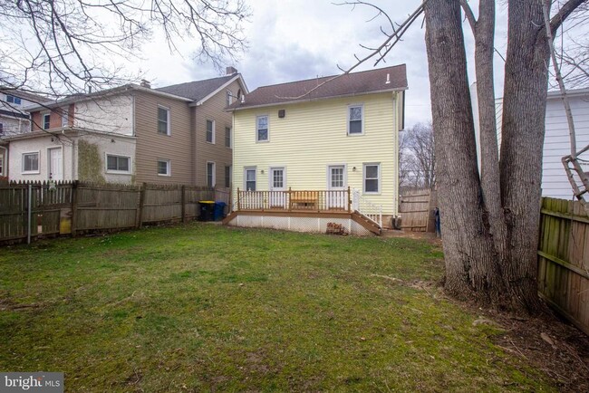 Building Photo - 234 E Linden St