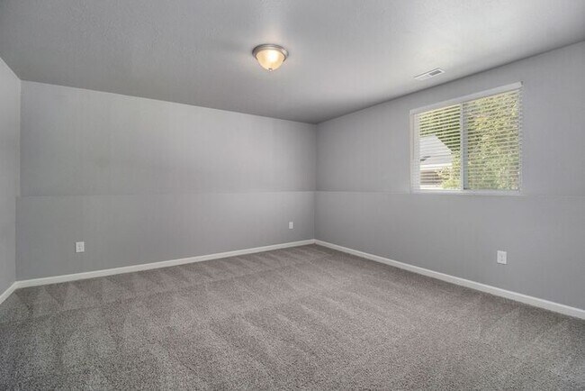 Building Photo - 5659 Claremount St
