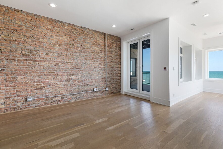 Building Photo - 7729 N Eastlake Ter