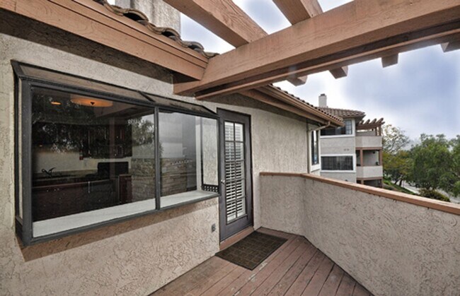 Building Photo - Immaculate Upper End 1 Bed 1 Bath Condo in...