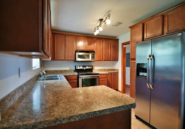 Building Photo - 2101 Maple Leaf Dr E