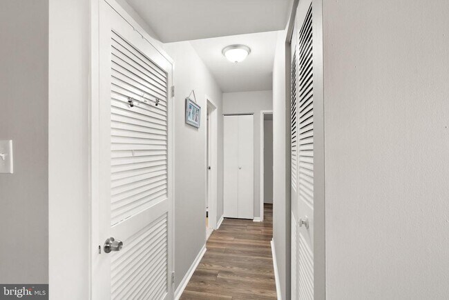 Building Photo - 9728 Kingsbridge Dr