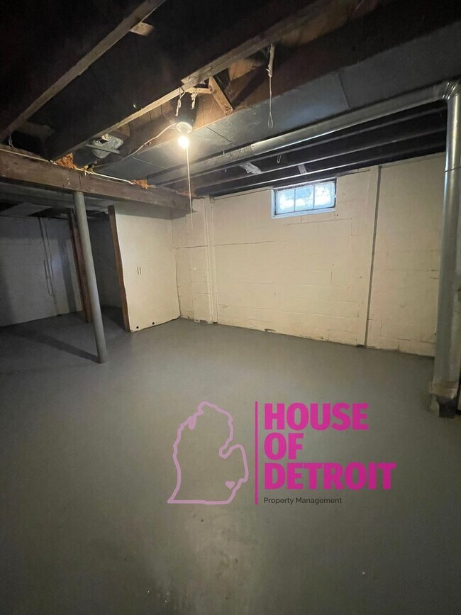 Building Photo - Summer Special~ 3 BEDROOM 1 BATH BUNGALOW ...