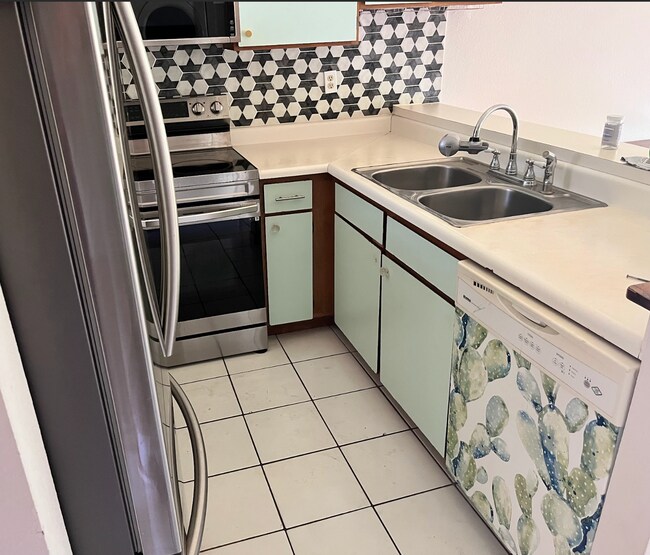 Building Photo - 15 Kulanihakoi St