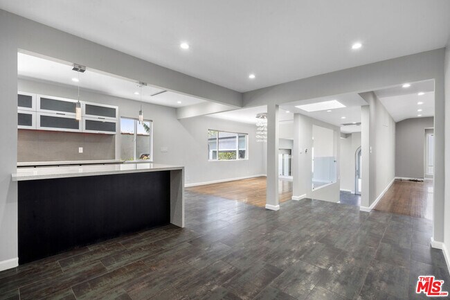 Building Photo - 3084 St George St