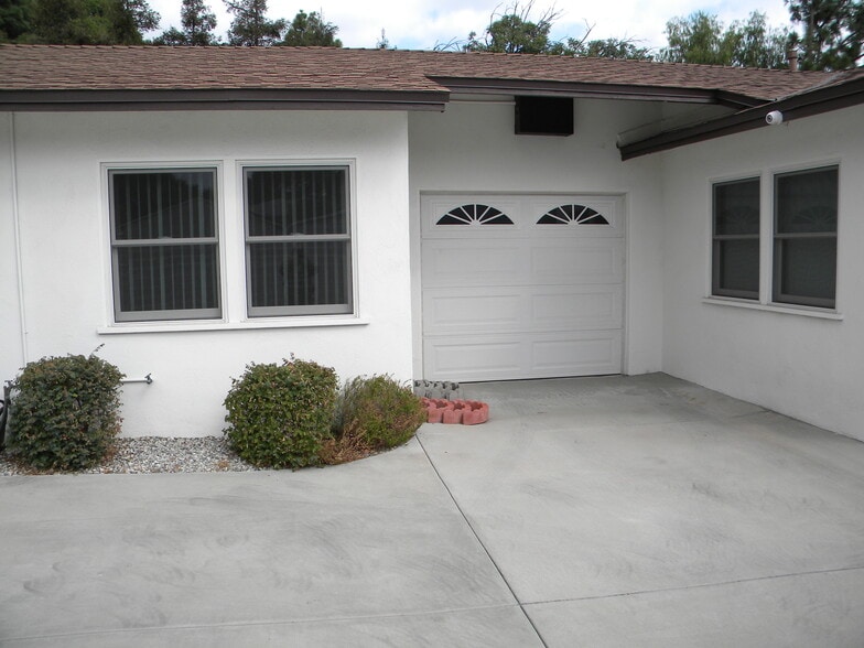 Garage - 638 Montana St