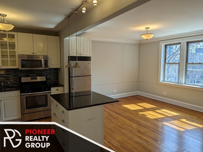 Building Photo - 542 W Surf St