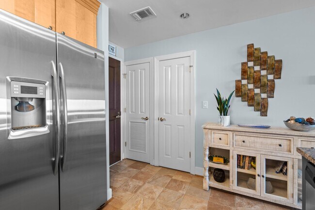 Building Photo - Elegant 1-Bed, 1-Bath Condo in Prime Virginia Beach Location!