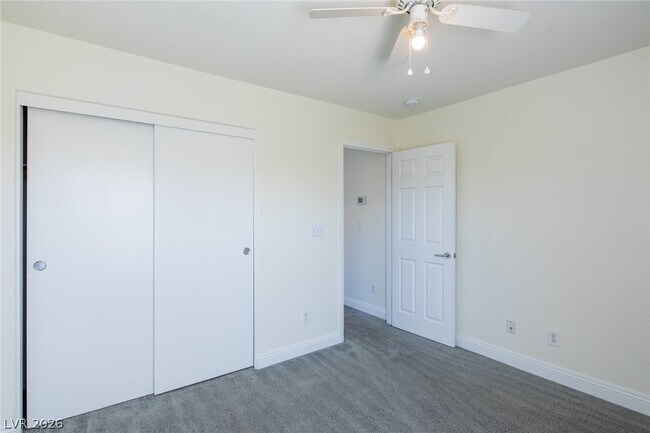 Building Photo - 1068 Crescent Falls St