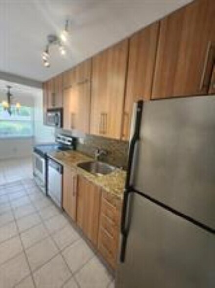 Building Photo - 1125 NE 16th Pl