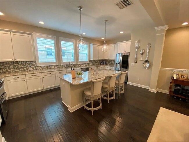 Building Photo - Large 3 Bed 3.5 Bath 2 Car Garage Townhous...