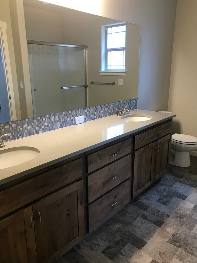Building Photo - Single Level Home In NW Redmond Oregon