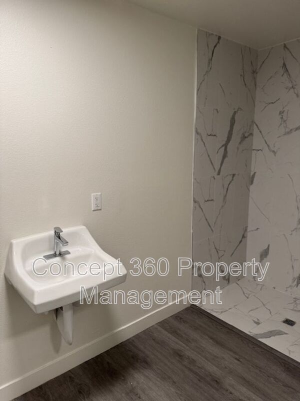 Building Photo - 226 W 87th St