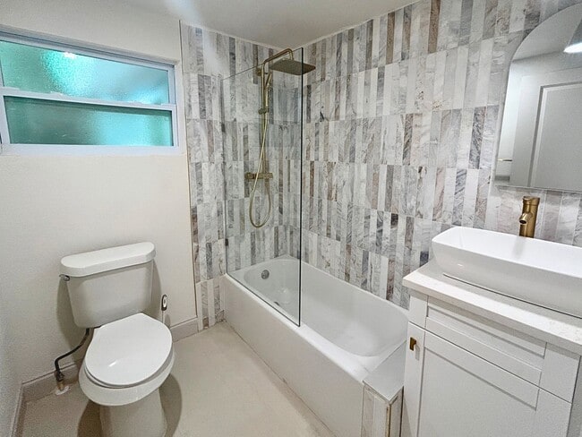 Building Photo - Newly Renovated 2-Bed, 1-Bath Duplex with ...