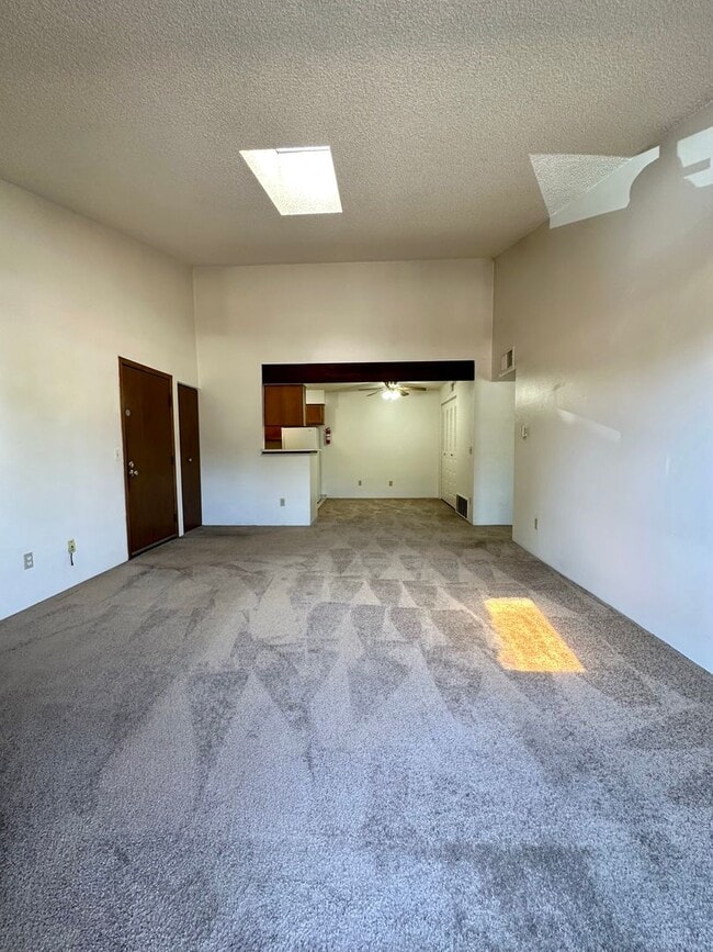 Building Photo - Spacious and Bright Top-Floor Apartment wi...