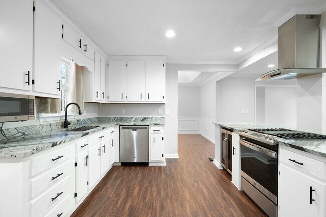 Building Photo - Beautifully Renovated Raised Ranch near Lake Allatoona