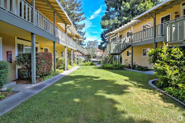 Courtyard to Front - 30 Gladys Court