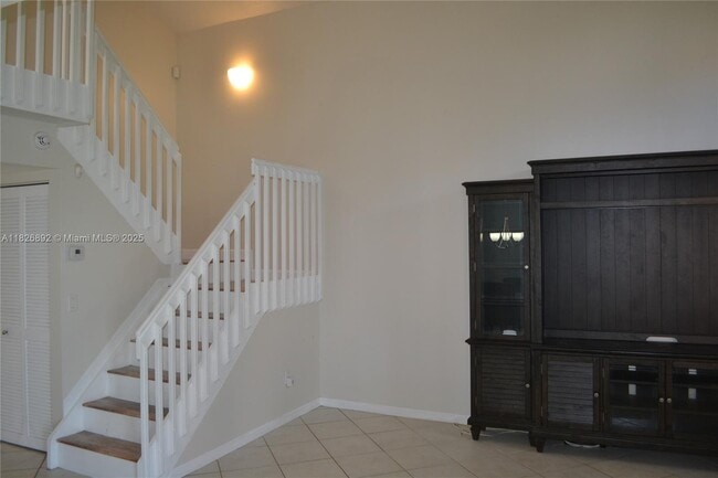 Building Photo - 1537 E Lake Ct