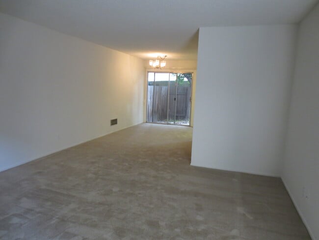 Building Photo - 2220 Huntington Ln