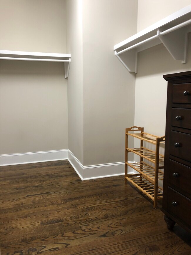 Building Photo - 1011 Everett Pl