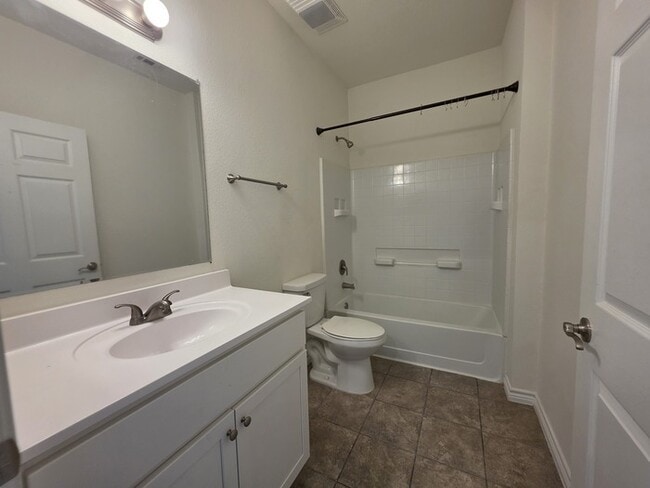 Building Photo - 4-Bed 2 Bath 2 Car Garage-Available July f...