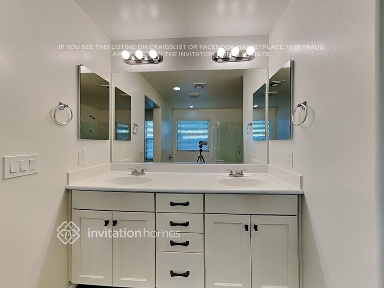 Building Photo - 3361 N Los Alamos