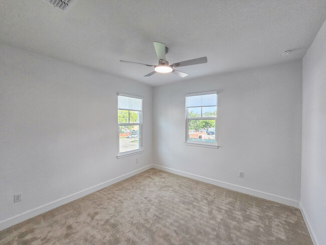 Building Photo - 408 E Oak Ave