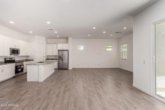 Building Photo - 3830 E Rainbow Dr