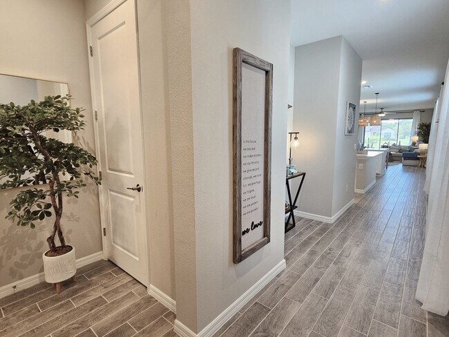 Building Photo - Annual Furnished or Seasonal Short-Term 4 Bedroom 2.5 Bathroom Home in Palmero!