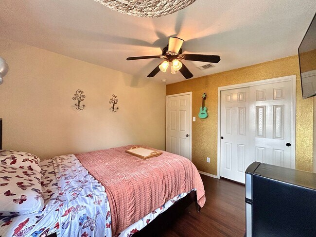 Building Photo - 14801 Falling Stone Ln