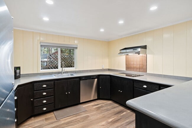 Building Photo - 2224 Helen Ave