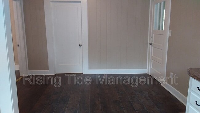 Building Photo - 123 Vines Ave