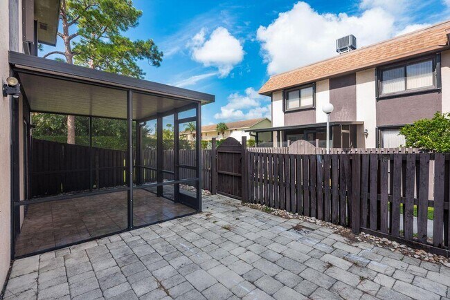 Building Photo - 2140 Sherwood Forest Blvd