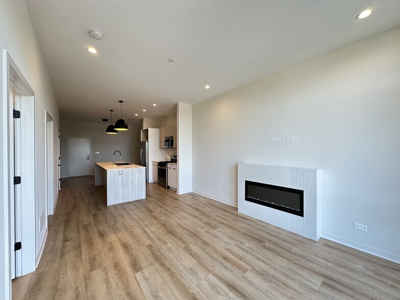 Building Photo - 6340 W Belmont Ave