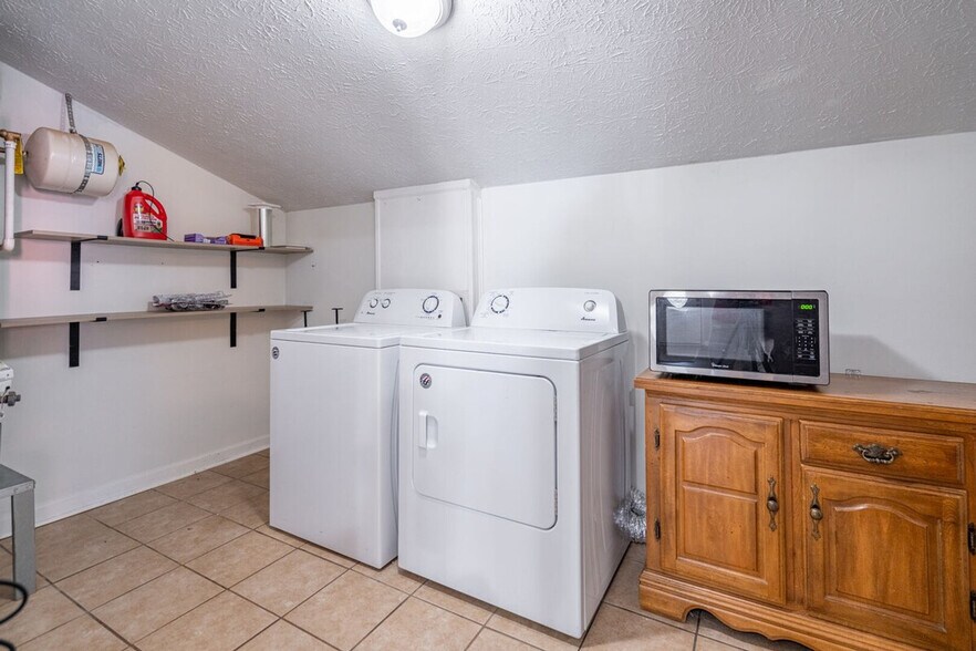 Building Photo - 4362 Park Cir