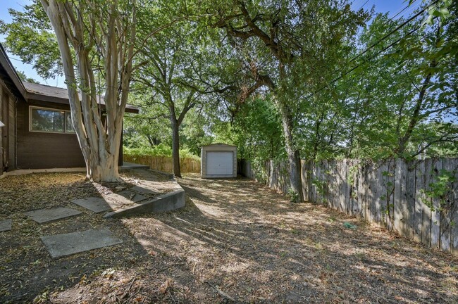 Building Photo - South Austin 3-bedroom/2-bath Home in Park...